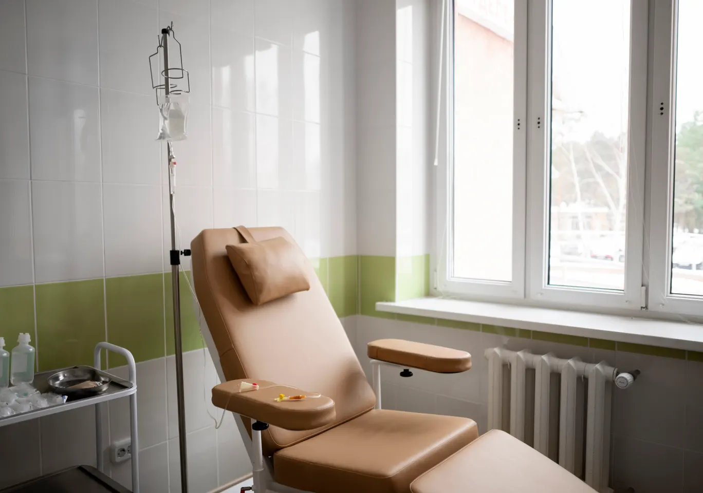 Kroplówki witaminowe Piła: gabinet zabiegowy z fotelem i stojakiem na kroplówkę