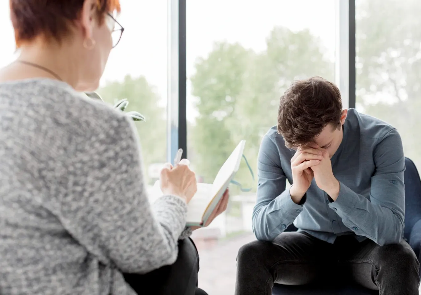 Terapia uzależnień Piła: konsultacja u terapeuty przy oknie