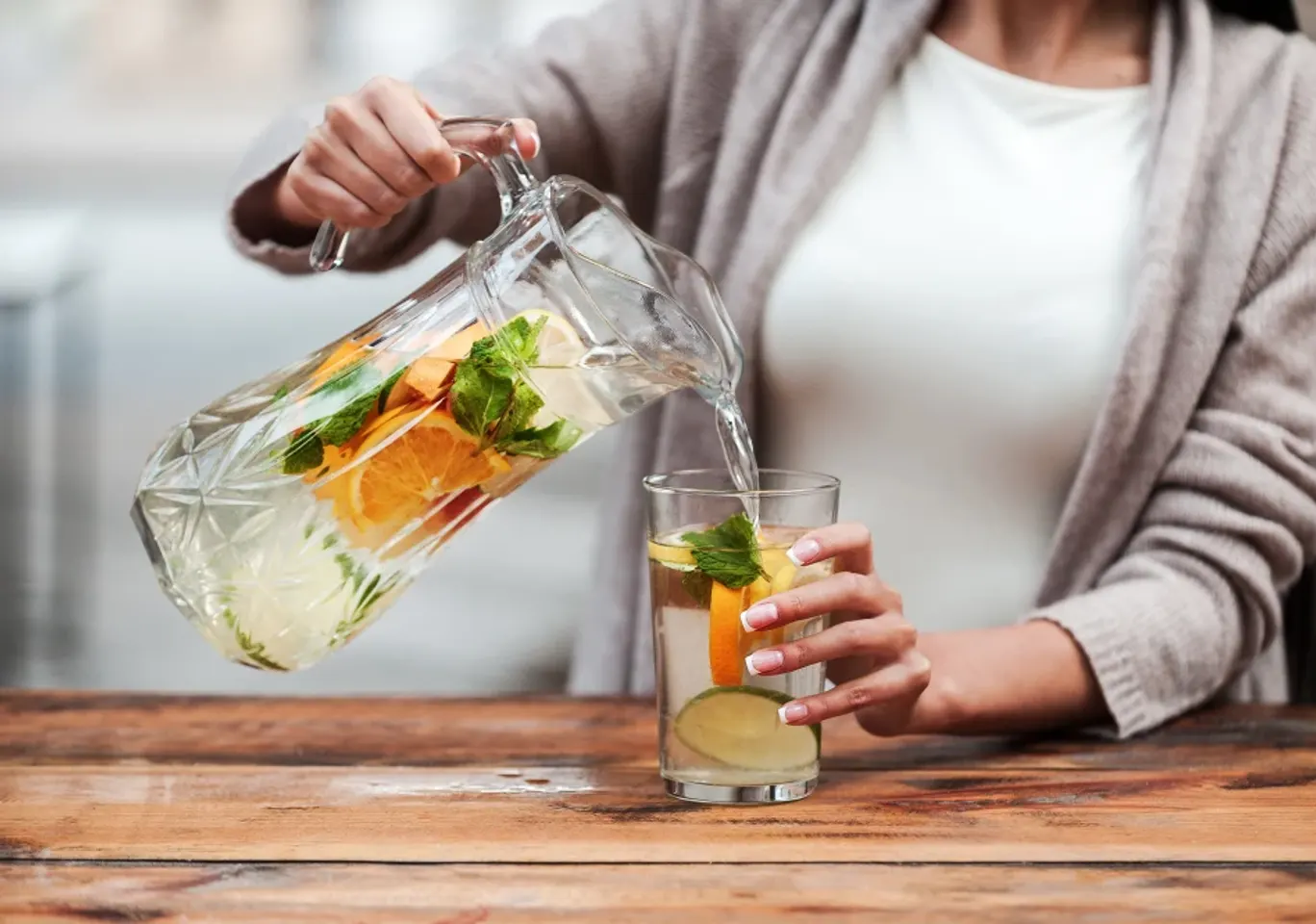 Leczenie alkoholizmu Piła: napój bezalkoholowy z owocami nalewany do szklanki