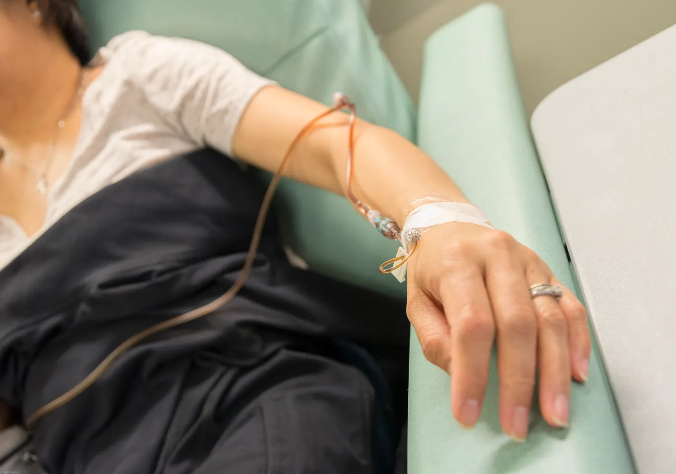 Kroplówki witaminowe Czarnków: ręka z podłączoną linią infuzyjną w trakcie zabiegu