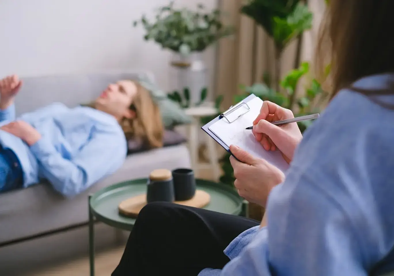Uzależnienia behawioralne Piła: sesja terapeutyczna na kozetce